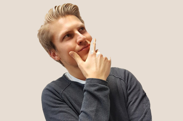 Junger Mann in fragender Pose